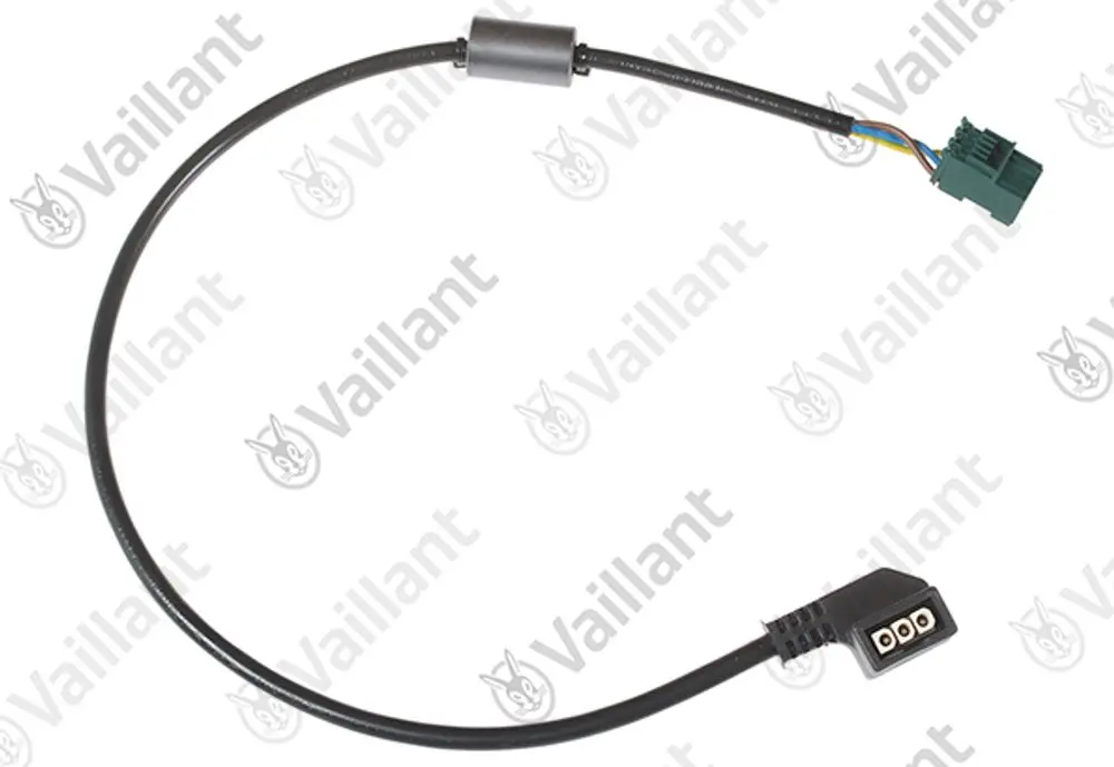 Vaillant Kabelbaum mit mehreren Anschlüssen, darunter ein grüner Stecker und ein schwarzes Kabel. Die Verbindung weist einen Filter auf und ist für spezifische Pumpenmodelle geeignet.